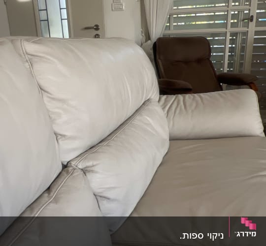 ספה לבנה עם כריות עור נקיות
